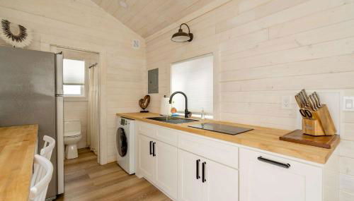 Stay Portland - The Tiny Oasis Steps to Local Coffee & Restaurants - Photo 4