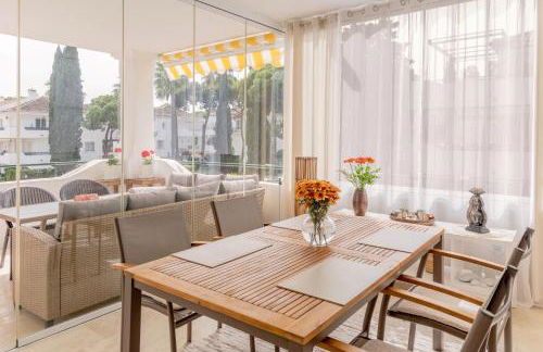 Elegant Marbella Apartment, 5-Pool Oasis, Sunlit Terrace, Garage - Photo 18