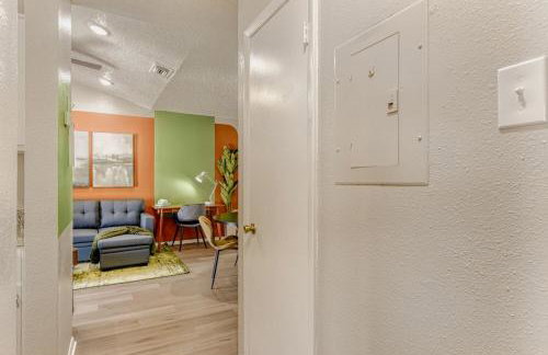 Serene King Suite Getaway - Sleeps 4 - Pool, Pkg - Foto 23