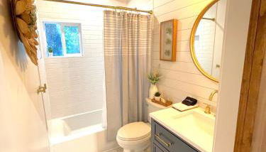 Private Wine Country-River Bungalow! Sunny Treetop Views - Pets Stay Free - Foto 5, towels, Shower