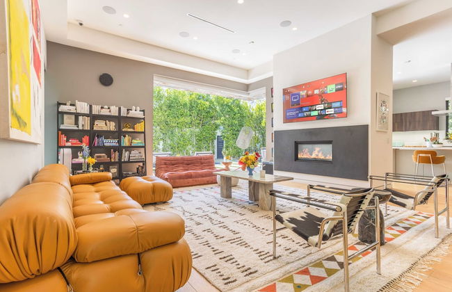 Luxe Weho Villa, Walk to Melrose Ave, Pool + Hot Tub North Vista by Avantstay - Photo 6