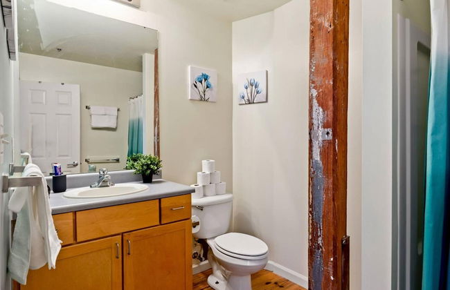 Historic Brick 2 Bedroom Getaway, Wifi - Foto 11