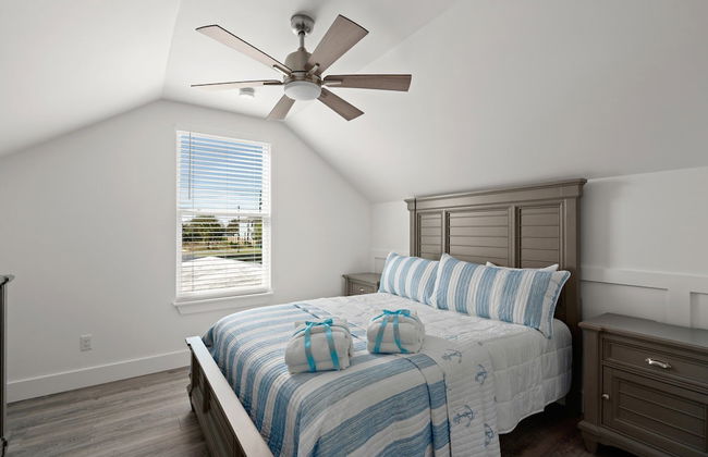 Brand NEW Expansive Coastal Home w/ Custom Furnishings Sleeps 15 - Foto 7