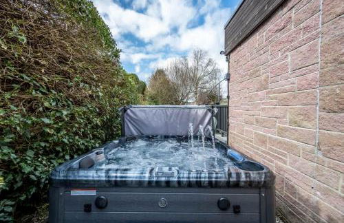 Gilmore House - 5 Bedroom Victorian Home with Hot Tub - Photo 23