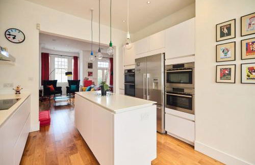 The Clapham Crib - Spacious 4BDR House with Patio - Photo 23