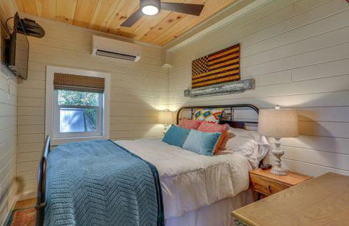 Lakefront Cottage with Dock, Hot Tub and Fire Pit - Foto 8