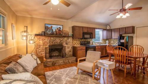 Rustic Mountain Cabin on River with Fireplace - Foto 1