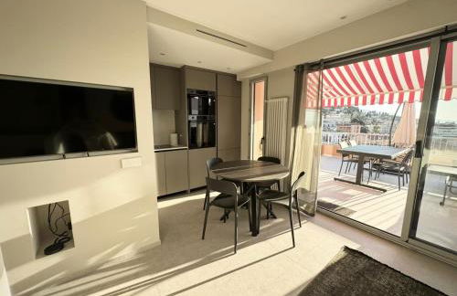 Dernier étage coeur Menton, vue mer parking privé - Photo 3