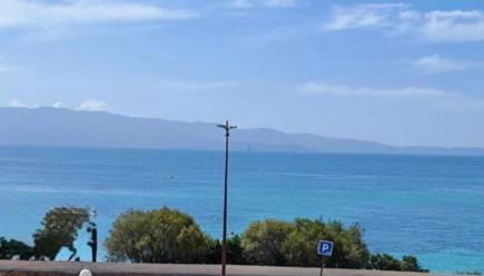 Superbe Pieds dans l eau ajaccio face à la mer plage de sable fin route des îles des sanguinaires - Foto 2
