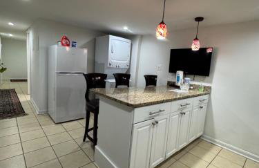 Renovated English Basement 2bdrm Home near METRO - Photo 2