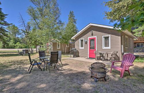 half Mi to Dtwn! Suttons Bay Cottage with Fire Pit - Foto 3