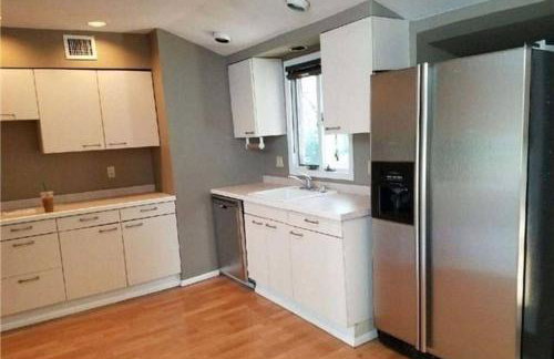 Cozy 4BR 3BA Home- Train to NYC, USOpen, CitiField Mets, MSG, Walk to Harbor & Golf - Photo 26