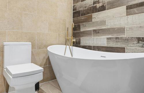 NEW Apartment with Pool Table and Parking Sleeps 7 - Foto 14