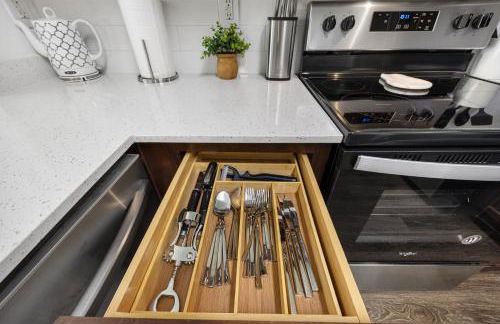 Softly Styled 1 King Sofa Bed Haven Frisco, TX - Foto 19