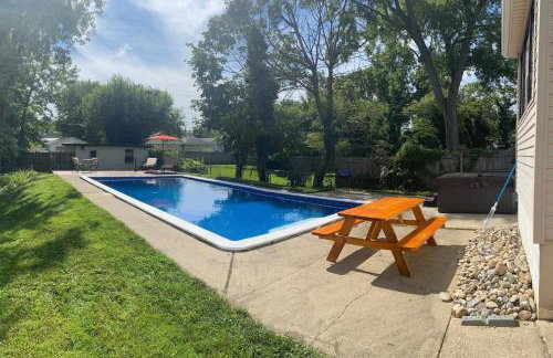 Main Street Oasis Pool and Hot Tub Sleeps 8 - Foto 28