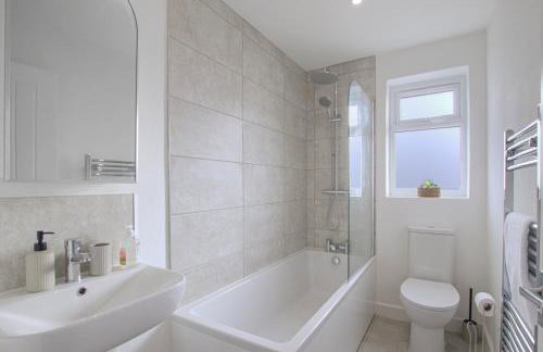 Comfy & Stylish 3 Bed House with Off Street Parking, Netflix and Wi-Fi - Foto 6