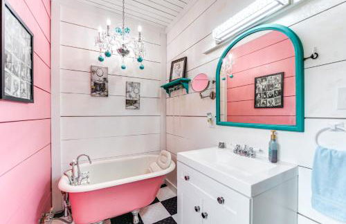 Fifties Diner-Style Llano Home with Shared Fire Pit - Photo 16