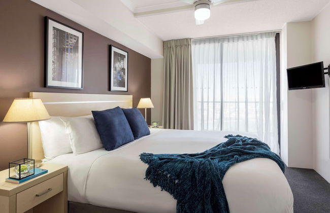 Oaks Brisbane River City Suites - Photo 19