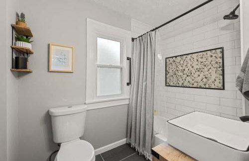 Newly Renovated and Designed Near Downtown - Foto 35