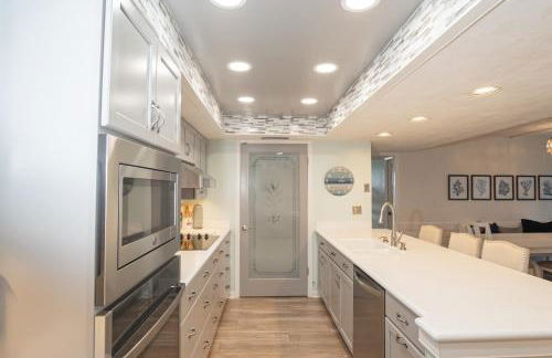 Luxury, Direct Oceanfront Unit and Balcony, Northeast Corner, Heated Pool, Garage Parking - Photo 44