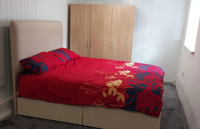 Lovely 3-bed Apartment in Parkgate Rotherham - Photo 3