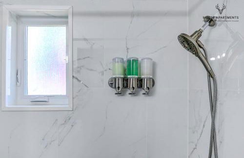 The Moose #8 - Modern Luxe Loft with King Bed & Free Parking & Wifi - Foto 29