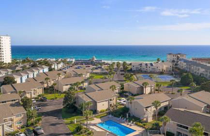 Steps from the Sand Bright Coastal Stay w Pool Access Coastal Hideaway by AvantStay - Foto 30