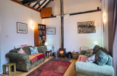 Barn in Happisburgh sleeping 2 and welcoming 5 dogs - close to beach! - Photo 3