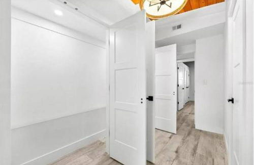 Blue Lagoon Hideaway 3BR Coastal Chic Retreat - Photo 40