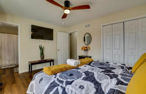 Lakefront Pocono Retreat with Hot Tub and Movie Hub - Foto 13