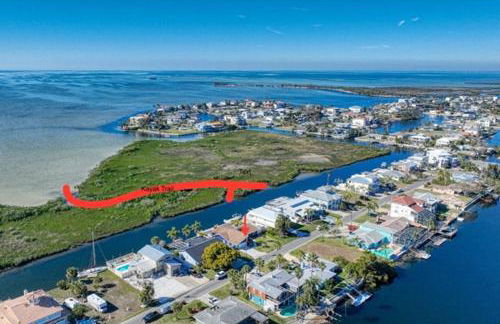 Gorgeous vacation home on the water with heated pool and sand! - Foto 18