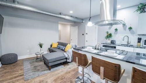 Contemporary 2BR2BA w-King - Den - Private Entry-Yard - Foto 2