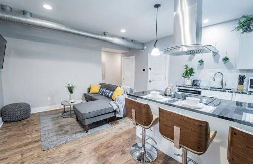 Contemporary 2BR2BA w-King - Den - Private Entry-Yard - Foto 2