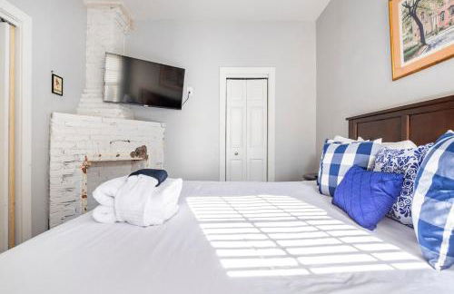 HISTORIC DOWNTOWN KING BED COTTAGE- PARKING and PATIO - Foto 16