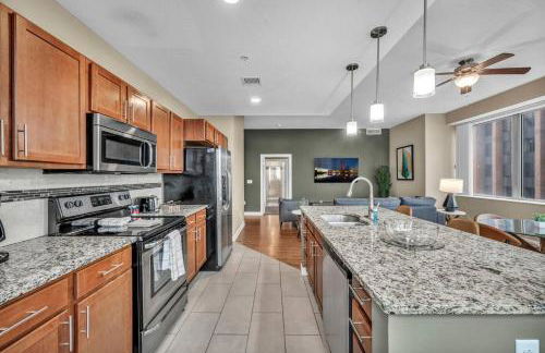 Luxury High-Rise w/ City View | Paid Parking | Gym - Photo 11