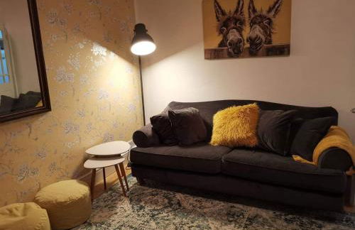 Corner House, Sleeps 8 in 4 Bedrooms, near train station, Great Value! - Photo 6