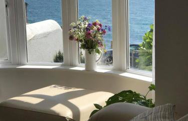 Cliff House - a stunning sea view 2 bed apartment in Porthleven - Foto 1