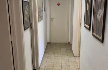 Apartamento Praia das Astúrias, 2 minutos de caminhada para praia, piscina, garagem demarcada, cama Queen - Foto 20