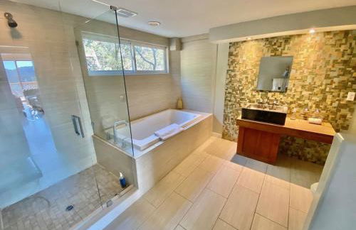 Modern 6 bedroom retreat, stunning lake views, close to village! - Foto 14