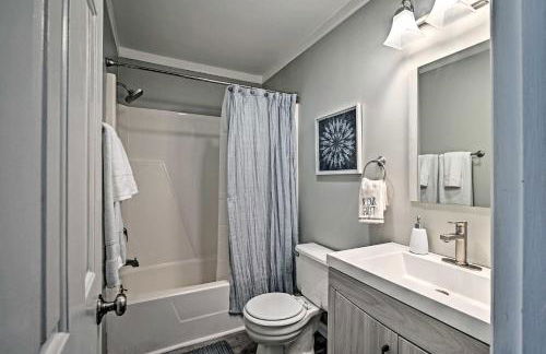 Couples Retreat with Balcony in Surfside Beach! - Foto 15