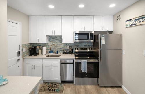 Beautiful Sunsets just Steps from Beach with King Bed and Queen Sleeper Sofa - Foto 6