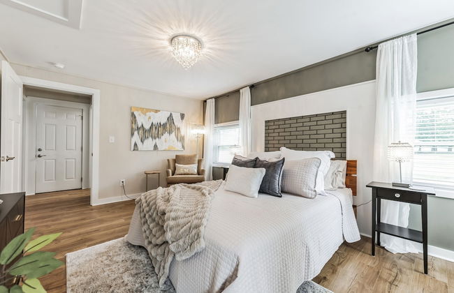 Tranquil Cozy 3br Home With Deck & Bbq 3 Bedroom Home by RedAwning - Photo 5