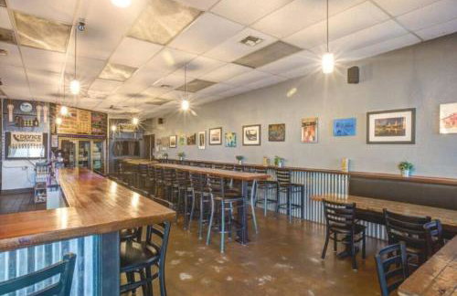 SunHouse 1410sqft BBQ 3xTVs Pets W/D Backyard - Photo 33