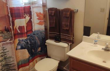 2BR Gated Escape With A Pool And Walk to Dining and Trails - Foto 16