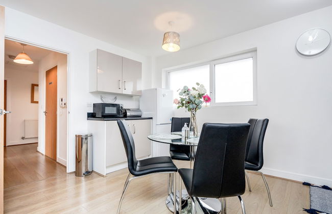 Impeccable 2-bed Apartment in Romford - Photo 10