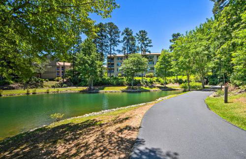 Resort-Style Condo with Balcony on Lake Keowee - Foto 39