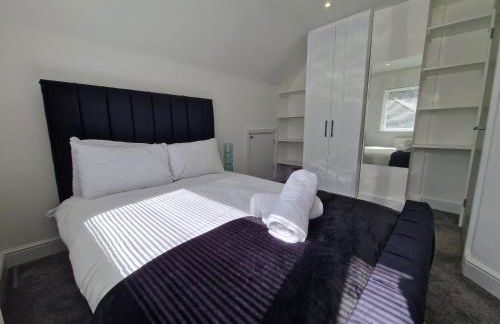 Modern Detached 3 bedroom home with off-road parking & bike store - Photo 23