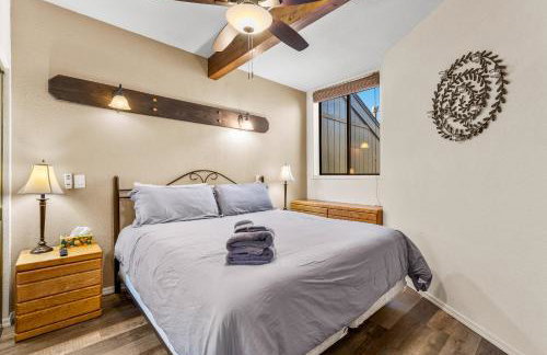 Charming Country Club Condo with Loft & Fireplace - Foto 8