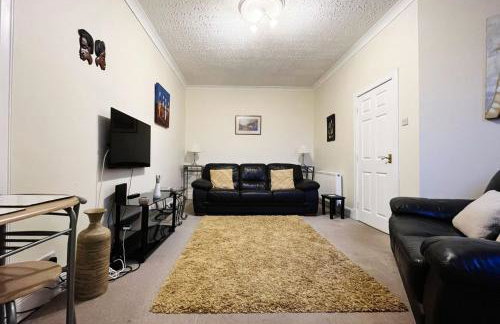 Spacious 2-Level Home by the Beach & Transport - Foto 19