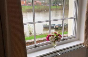 Beautiful riverfront cosy one bedroom apartment - Photo 1